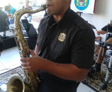  Policiais militares homenageiam mulheres com música em Apucarana (PR), no Norte do estado 