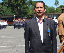 Secretário de Segurança recebe medalha de Mérito de Ensino na comemoração dos 49 anos da Academia Policial Militar do Guatupê