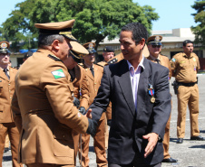 Secretário de Segurança recebe medalha de Mérito de Ensino na comemoração dos 49 anos da Academia Policial Militar do Guatupê