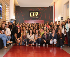  PMPR Encontro Cultural no Cine Passeio em Curitiba marca homenagem da PM ao Dia Internacional da Mulher 06/03/2020 - 17:14  Marcia Santos  Jornalista Responsável  Policiais e bombeiras militares tiveram uma manhã repleta de cultura e dedicada apenas a elas, em comemoração ao Dia Internacional da Mulher, comemorado no dia 10 de março. As oficiais e praças da Polícia Militar e do Corpo de Bombeiros, além das servidoras civis que trabalharam nos quartéis puderam desfrutar de um tour pelo Cine Passeio e assist