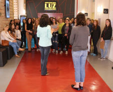  PMPR Encontro Cultural no Cine Passeio em Curitiba marca homenagem da PM ao Dia Internacional da Mulher 06/03/2020 - 17:14  Marcia Santos  Jornalista Responsável  Policiais e bombeiras militares tiveram uma manhã repleta de cultura e dedicada apenas a elas, em comemoração ao Dia Internacional da Mulher, comemorado no dia 10 de março. As oficiais e praças da Polícia Militar e do Corpo de Bombeiros, além das servidoras civis que trabalharam nos quartéis puderam desfrutar de um tour pelo Cine Passeio e assist