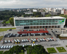 O governador Carlos Massa Ratinho Junior entregou nesta quarta-feira (18) 200 novas viaturas para as forças de segurança pública. O investimento de R$ 33 milhões contempla a Polícia Militar, a Polícia Civil e o Corpo de Bombeiros. A entrega é parte de um amplo pacote de novos veículos para a renovação da frota estadual e tem como intuito primordial combater a violência e agilizar os serviços administrativos. Nesse momento, no entanto, os veículos vão apoiar ações em conjunto com a sociedade civil para conte
