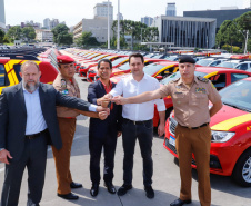 O governador Carlos Massa Ratinho Junior entregou nesta quarta-feira (18) 200 novas viaturas para as forças de segurança pública. O investimento de R$ 33 milhões contempla a Polícia Militar, a Polícia Civil e o Corpo de Bombeiros. A entrega é parte de um amplo pacote de novos veículos para a renovação da frota estadual e tem como intuito primordial combater a violência e agilizar os serviços administrativos. Nesse momento, no entanto, os veículos vão apoiar ações em conjunto com a sociedade civil para conte