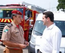 O governador Carlos Massa Ratinho Junior entregou nesta quarta-feira (18) 200 novas viaturas para as forças de segurança pública. O investimento de R$ 33 milhões contempla a Polícia Militar, a Polícia Civil e o Corpo de Bombeiros. A entrega é parte de um amplo pacote de novos veículos para a renovação da frota estadual e tem como intuito primordial combater a violência e agilizar os serviços administrativos. Nesse momento, no entanto, os veículos vão apoiar ações em conjunto com a sociedade civil para conte