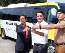 O governador Carlos Massa Ratinho Junior entregou nesta quarta-feira (18) 200 novas viaturas para as forças de segurança pública. O investimento de R$ 33 milhões contempla a Polícia Militar, a Polícia Civil e o Corpo de Bombeiros. A entrega é parte de um amplo pacote de novos veículos para a renovação da frota estadual e tem como intuito primordial combater a violência e agilizar os serviços administrativos. Nesse momento, no entanto, os veículos vão apoiar ações em conjunto com a sociedade civil para conte