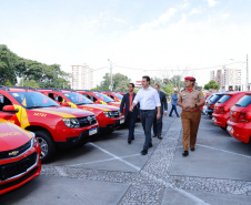 O governador Carlos Massa Ratinho Junior entregou nesta quarta-feira (18) 200 novas viaturas para as forças de segurança pública. O investimento de R$ 33 milhões contempla a Polícia Militar, a Polícia Civil e o Corpo de Bombeiros. A entrega é parte de um amplo pacote de novos veículos para a renovação da frota estadual e tem como intuito primordial combater a violência e agilizar os serviços administrativos. Nesse momento, no entanto, os veículos vão apoiar ações em conjunto com a sociedade civil para conte