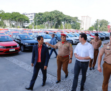 O governador Carlos Massa Ratinho Junior entregou nesta quarta-feira (18) 200 novas viaturas para as forças de segurança pública. O investimento de R$ 33 milhões contempla a Polícia Militar, a Polícia Civil e o Corpo de Bombeiros. A entrega é parte de um amplo pacote de novos veículos para a renovação da frota estadual e tem como intuito primordial combater a violência e agilizar os serviços administrativos. Nesse momento, no entanto, os veículos vão apoiar ações em conjunto com a sociedade civil para conte