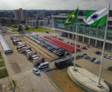 O governador Carlos Massa Ratinho Junior entregou nesta quarta-feira (18) 200 novas viaturas para as forças de segurança pública. O investimento de R$ 33 milhões contempla a Polícia Militar, a Polícia Civil e o Corpo de Bombeiros. A entrega é parte de um amplo pacote de novos veículos para a renovação da frota estadual e tem como intuito primordial combater a violência e agilizar os serviços administrativos. Nesse momento, no entanto, os veículos vão apoiar ações em conjunto com a sociedade civil para conte