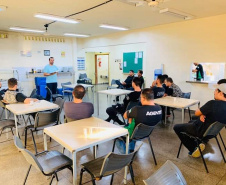 Cerca de 20 servidores da Penitenciaria Estadual de Cruzeiro do Oeste (PECO) participaram de projeto de capelania voltado exclusivamente aos servidores da unidade, promovido pela Igreja Presbiteriana do Brasil, em parceria com o Departamento Penitenciário do Paraná (Depen).  A reunião, que ocorreu na última sexta-feira (28/02), no saguão da PECO, tem o objetivo de dar um suporte aos funcionários do Depen, que trabalham diariamente sob pressão.