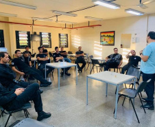 Cerca de 20 servidores da Penitenciaria Estadual de Cruzeiro do Oeste (PECO) participaram de projeto de capelania voltado exclusivamente aos servidores da unidade, promovido pela Igreja Presbiteriana do Brasil, em parceria com o Departamento Penitenciário do Paraná (Depen).  A reunião, que ocorreu na última sexta-feira (28/02), no saguão da PECO, tem o objetivo de dar um suporte aos funcionários do Depen, que trabalham diariamente sob pressão.