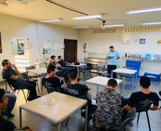 Cerca de 20 servidores da Penitenciaria Estadual de Cruzeiro do Oeste (PECO) participaram de projeto de capelania voltado exclusivamente aos servidores da unidade, promovido pela Igreja Presbiteriana do Brasil, em parceria com o Departamento Penitenciário do Paraná (Depen).  A reunião, que ocorreu na última sexta-feira (28/02), no saguão da PECO, tem o objetivo de dar um suporte aos funcionários do Depen, que trabalham diariamente sob pressão.