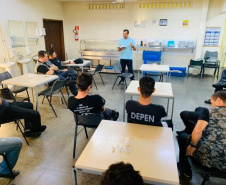 Cerca de 20 servidores da Penitenciaria Estadual de Cruzeiro do Oeste (PECO) participaram de projeto de capelania voltado exclusivamente aos servidores da unidade, promovido pela Igreja Presbiteriana do Brasil, em parceria com o Departamento Penitenciário do Paraná (Depen).  A reunião, que ocorreu na última sexta-feira (28/02), no saguão da PECO, tem o objetivo de dar um suporte aos funcionários do Depen, que trabalham diariamente sob pressão.