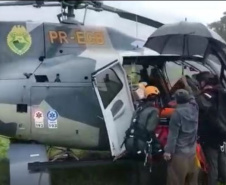 BPMOA usa rapel para que médico e tripulante resgatasse homem no Salto dos Macacos, em Morretes