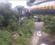 BPMOA usa rapel para que médico e tripulante resgatasse homem no Salto dos Macacos, em Morretes