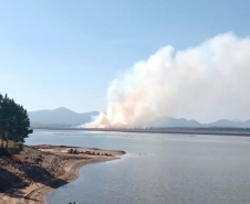  Bombeiros combatem incêndio no entorno da represa do Iraí