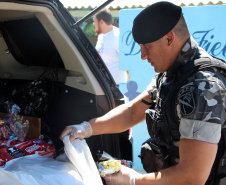 BOPE visita comunidades carentes e distribui chocolates na Capital e na RMC