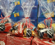 BOPE visita comunidades carentes e distribui chocolates na Capital e na RMC