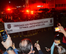 PCPR homenageia profissionais da saúde em frente ao Hospital do Trabalhador