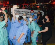 PCPR homenageia profissionais da saúde em frente ao Hospital do Trabalhador