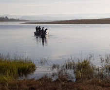  Polícia Ambiental flagra dupla pescando com redes em represa no Norte Pioneiro do estado 