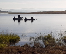  Polícia Ambiental flagra dupla pescando com redes em represa no Norte Pioneiro do estado 