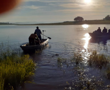 Polícia Ambiental flagra dupla pescando com redes em represa no Norte Pioneiro do estado 