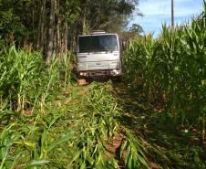 Caminhão carregado com 216 caixas de cigarros é apreendido pela PM no Sudoeste do estado