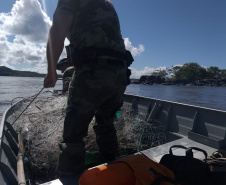 Redes de pesca são apreendidas próximo ao Porto de Paranaguá, no Litoral do estado