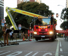  Bombeiros e Banda de Música da PM levam música a moradores em Curitiba 