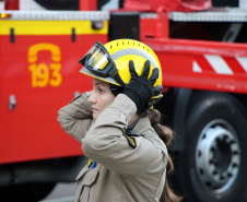  Bombeiros e Banda de Música da PM levam música a moradores em Curitiba 