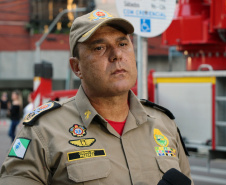  Bombeiros e Banda de Música da PM levam música a moradores em Curitiba 