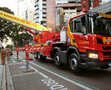  Bombeiros e Banda de Música da PM levam música a moradores em Curitiba 