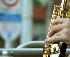  Bombeiros e Banda de Música da PM levam música a moradores em Curitiba 