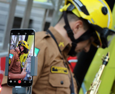  Bombeiros e Banda de Música da PM levam música a moradores em Curitiba 