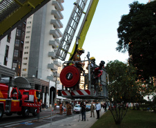  Bombeiros e Banda de Música da PM levam música a moradores em Curitiba 