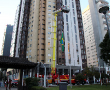  Bombeiros e Banda de Música da PM levam música a moradores em Curitiba 