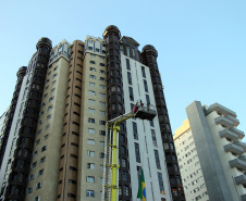  Bombeiros e Banda de Música da PM levam música a moradores em Curitiba 