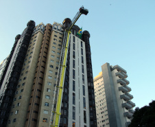  Bombeiros e Banda de Música da PM levam música a moradores em Curitiba 