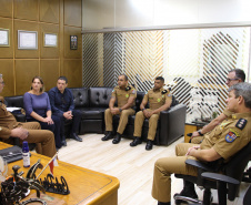  Vítimas de roubo fazem homenagem em reconhecimento a policiais militares que atenderam ocorrência de roubo em Curitiba 