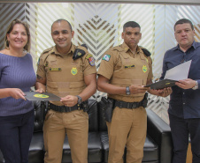  Vítimas de roubo fazem homenagem em reconhecimento a policiais militares que atenderam ocorrência de roubo em Curitiba 