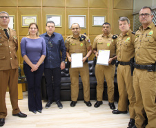  Vítimas de roubo fazem homenagem em reconhecimento a policiais militares que atenderam ocorrência de roubo em Curitiba 