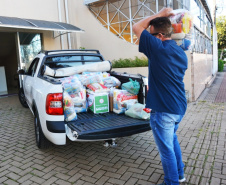 Policiais militares do COPOM de Londrina arrecadam alimentos para famílias carentes