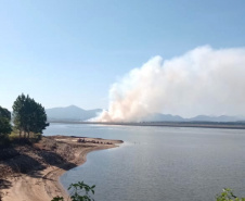  Bombeiros combatem incêndio no entorno da represa do Iraí