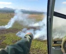  Bombeiros combatem incêndio no entorno da represa do Iraí