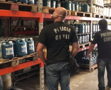 Polícia Civil prende proprietário de fábrica que comercializava de álcool em gel irregular
