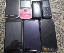 Agentes penitenciários de Cascavel evitam entrada de 17 celulares e drogas em unidades prisionais