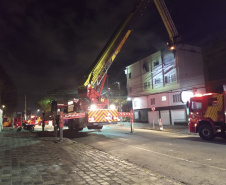  Durante combate a incêndio em apartamento, bombeiros encontram 20 armas de fogo em Curitiba 