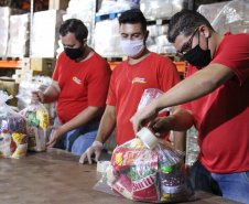 Mais de 20 toneladas são entregues ao Projeto Cesta Solidária, do Governo do Paraná