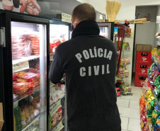 Produtos vencidos são apreendidos pela Polícia Civil em mercado de Curitiba