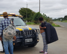  Detentos da unidade prisional de Castro produzem chinelos